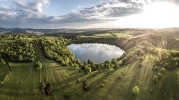 Sonnenaufgang am Weinfelder Maar, © Eifel Tourismus GmbH, D. Ketz