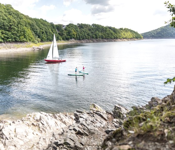 Stand-Up-Paddeln und Segeln am Rursee, © Eifel Tourismus GmbH, AR - shapefruit AG