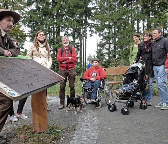 Gruppe bei einer Rangerführung im Nationalpark Eifel, © H. D. Budde