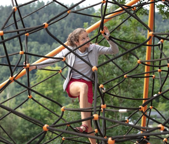 Klettern auf der Kletterpyramide, © Eifel Tourismus GmbH, Tobias Vollmer