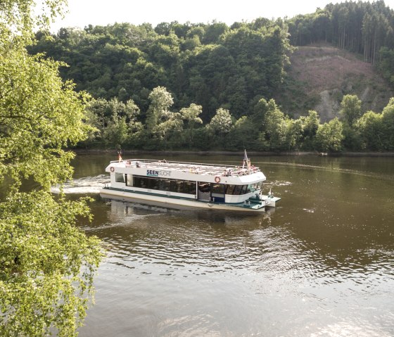 De Rursee boottocht brengt je op een ontspannen manier terug naar Einruhr, © Eifel Tourismus GmbH, Dominik Ketz