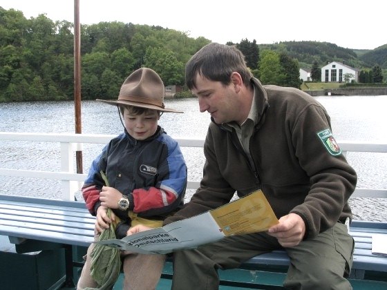 Ranger mit Schiff, © Nationalpark Eifel M. Wetzel