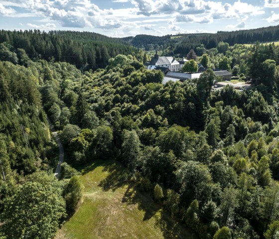 Klooster Reichenstein van een afstand, © Eifel-Tourismus GmbH, Dennis Stratmann