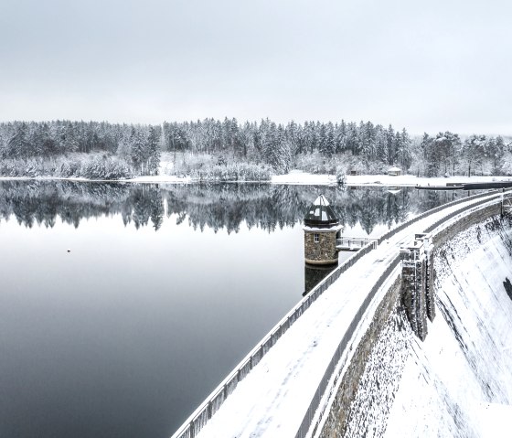 Die Dreilägerbachtalsperre an der Struffeltroute im Winter, © Eifel Tourismus GmbH, D. Ketz