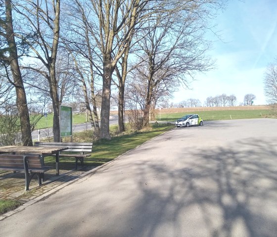 Parking de randonnée du cimetière de guerre soviétique, © Rursee-Touristik GmbH