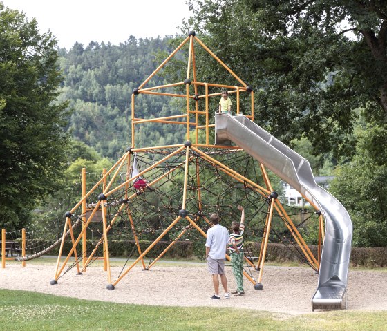 Spielplatz Einruhr Kletterpyramide, © Eifel Tourismust GmbH, Tobias Vollmer