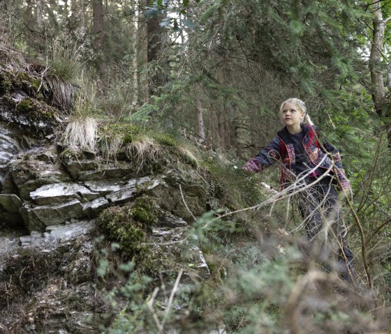 Fillette dans la forêt, © eifel-tourismus-gmbh_tobias-vollmer