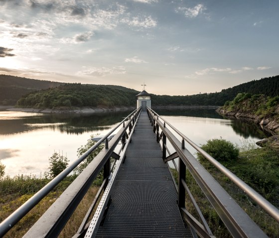 Fascinerende fotoplek op de stuwdam van Urft met uitzicht op het water en het Nationaal Park Eifel, © Eifel Tourismus GmbH, Dominik Ketz