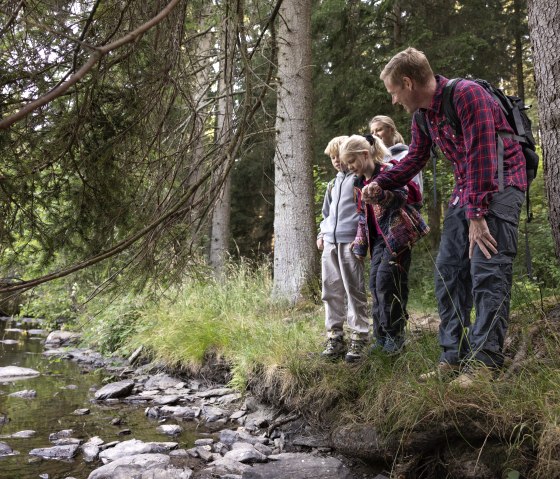 Famille au bord de l'eau, © eifel-tourismus-gmbh_tobias-vollmer