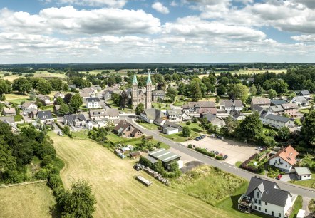 Kalterherberg mit Eifeldom, © Eifel-Tourismus GmbH, Dominik Ketz