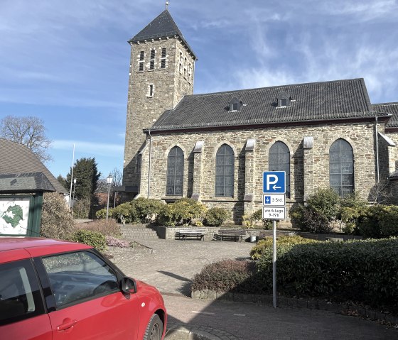 Kesternich kerk parkeerplaats, © Rursee-Touristik GmbH