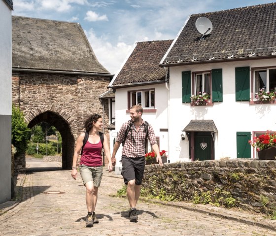 Wandelaars in de historische kasteelring van Reifferscheid, © Eifel Tourismus GmbH/D. Ketz