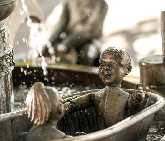 Galminusbrunnen- Kinder in Zinkbadewanne, © Dominik Ketz