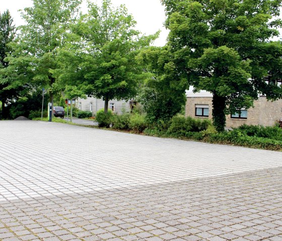 Wandelaars parkeerplaats dorpsplein Strauch, © Rursee-Touristik GmbH