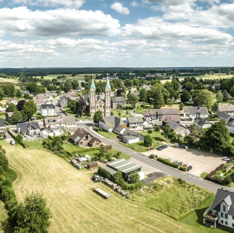 Kalterherberg mit Eifeldom, © Eifel-Tourismus GmbH, Dominik Ketz