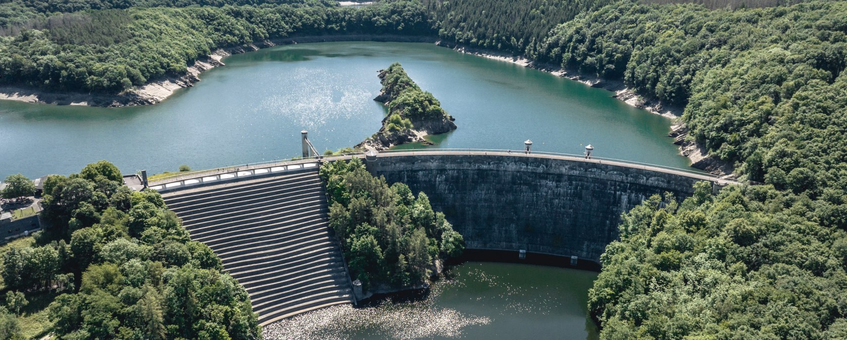 Blick auf die Urfttalsperre mit Urftstaumauer, © Eifel Tourismus GmbH, Dennis Stratmann - finanziert durch REACT-EU