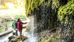 Erfrischung am Wasserfall Dreimühlen am Eifelsteig, © Eifel Tourismus GmbH, D. Ketz