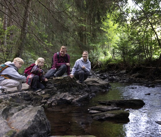 Familie bij de beek, © eifel-tourismus-gmbh_tobias-vollmer