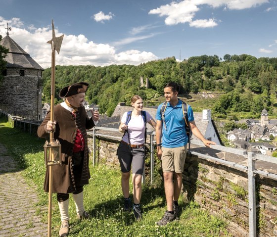 Führung auf der Burg mit Blick zur Hallerruine, © Eifel-Tourismus GmbH, Dominik Ketz