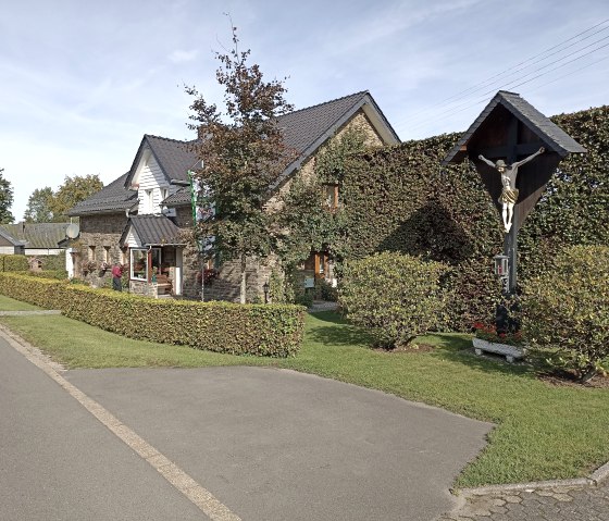 Straßenfront mit Wegekreuz