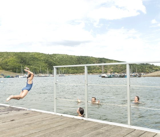 Badeplattform Woffelsbach, © Eifel Tourismus GmbH, Tobias Vollmer