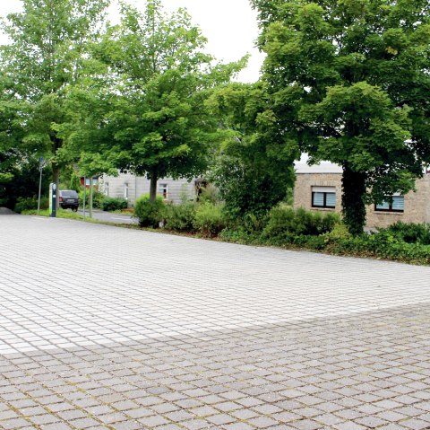 Wandelaars parkeerplaats dorpsplein Strauch, © Rursee-Touristik GmbH